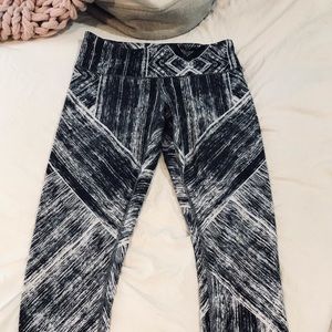 Like new Lululemon black abstract wunder under leggings. Size 6